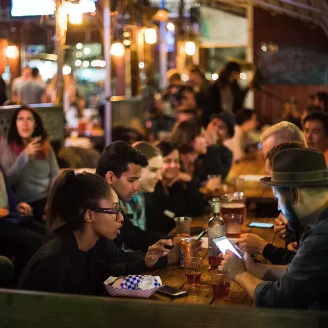 Des gens mangeant dans une salle à manger bondée à SoMa. 贝博体彩app，加利福尼亚州.